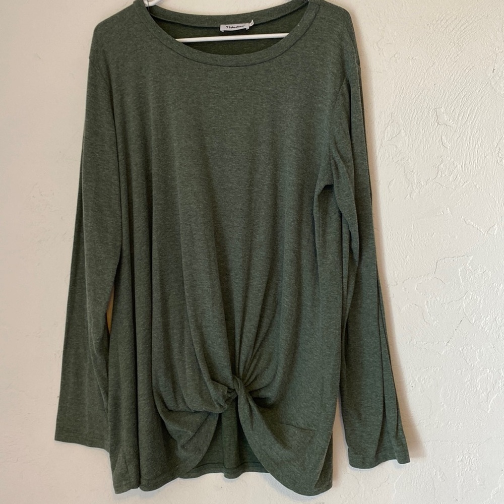 Yidarton Women’s light green long sleeve shirt with a twist on front size 2 XL